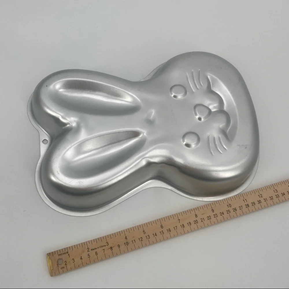 WILTON Aluminum BUNNY HEAD Cake Pan Mold Easter 2105-2074 Vintage 2003